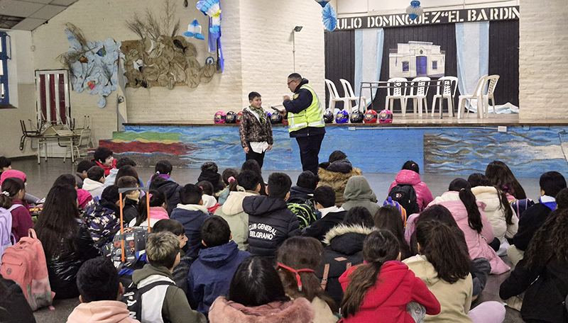 Transito charla cascos escuela santarosa 3julio2025
