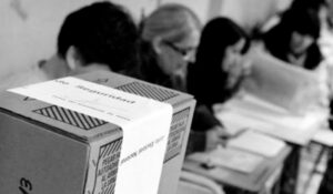 Elecciones urna votacion byn 28julio2025