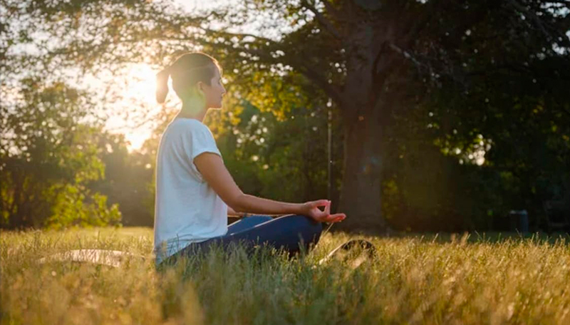 Meditacion mujer atardecer 4julio2025