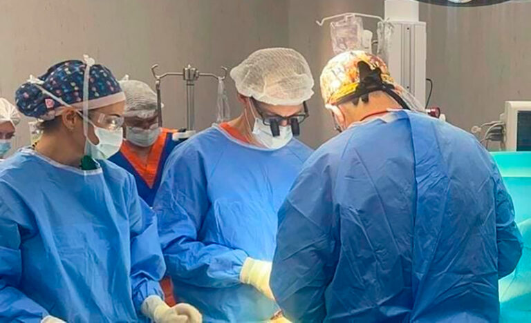 Hospital renefavaloro medicos operacion 11agosto2025