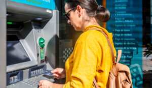 Cajero automatico mujer 26agosto2025