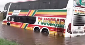 Colectivo varado rutanacional5 inundacion 31agosto2025