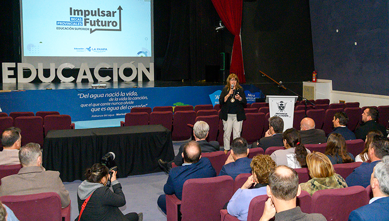 Feurschvengermarcela lanzamiento becas impulsarfuturo 23setiembre2025
