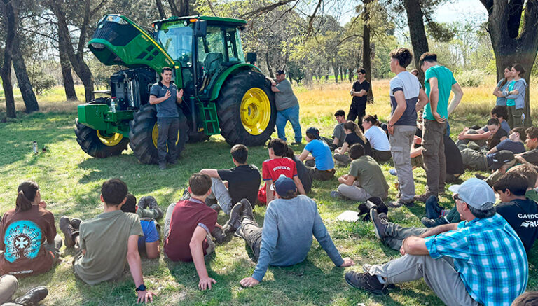 Unlpam facultad cienciasveterinarias colegiopreuniversitario tractor 18setiembre2025