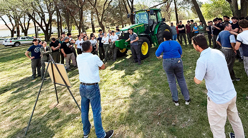 Unlpam facultad cienciasveterinarias colegiopreuniversitario tractor 18setiembre2025 2