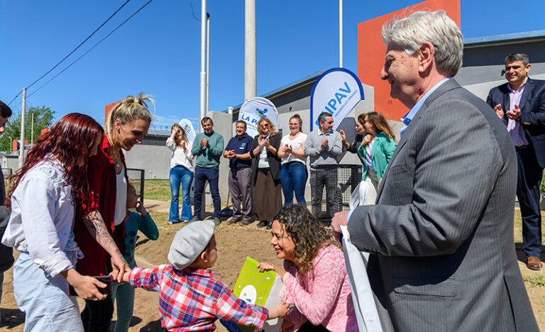 Ziliottosergio bensusandaniel entrega viviendas macachin 17octubre2025 1