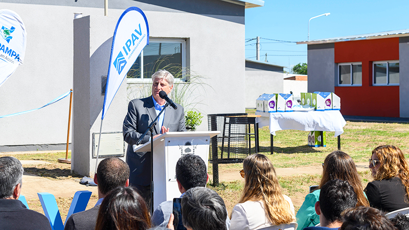 Ziliottosergio entrega viviendas macachin 17octubre2025