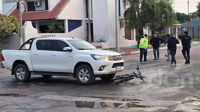 Choque camioneta bicicleta castex 27octubre2025