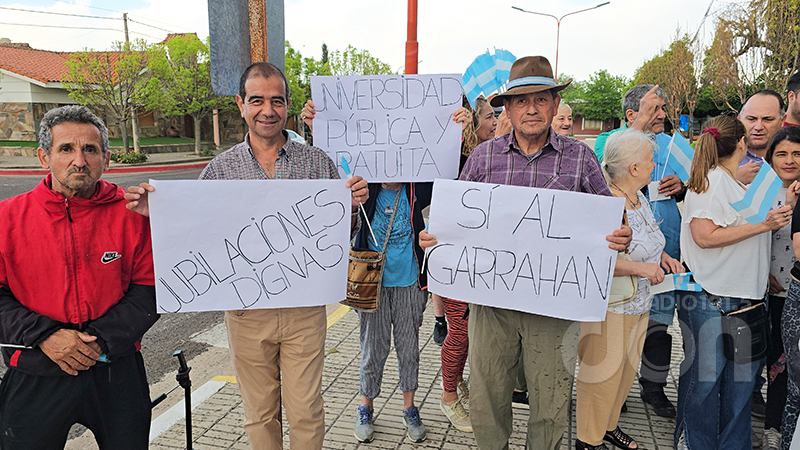 Jubilados marcha plaza eduardocastex 15setiembre2025 1
