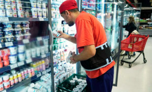 Supermercado trabajador reponedor lacteos 24octubre2025
