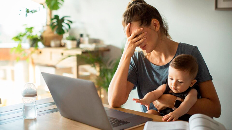 Teletrabajo madre hijo notebook 12noviembre2025