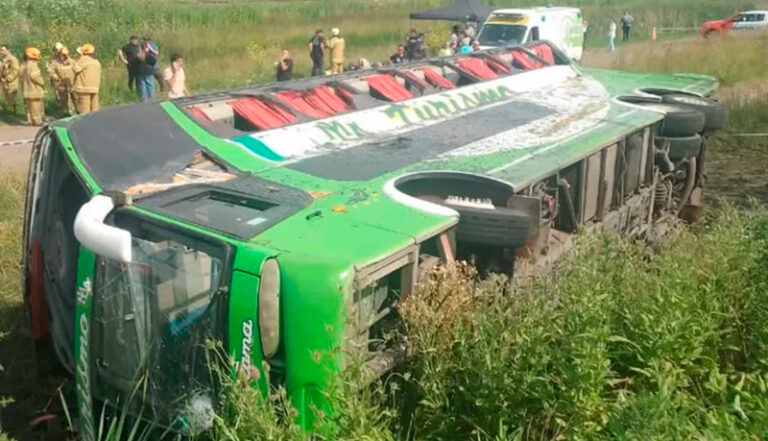 Colectivo vuelco fallecidos ruta2 25noviembre2025