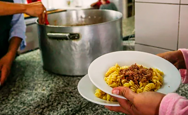 Comedor comunitario olla fideos 5noviembre2025