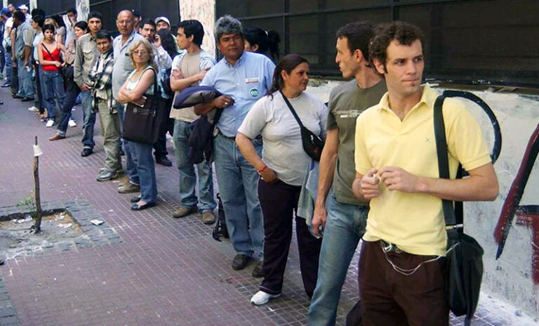 Desocupados fila trabajo 17noviembre2025