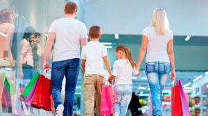 Familia padres hijos shopping 9noviembre2025