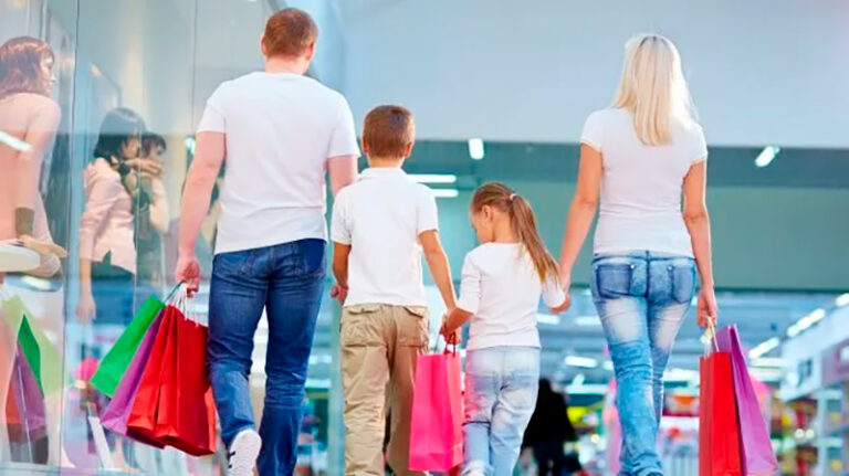 Familia padres hijos shopping 9noviembre2025