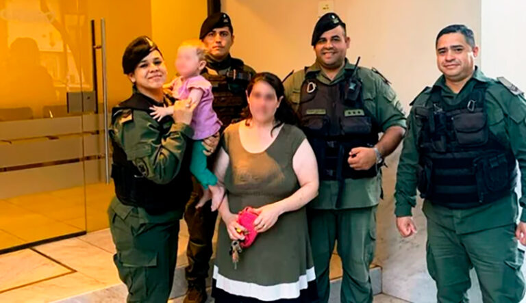 Gendarmes auxilio bebe ahogada rosario 19diciembre2025