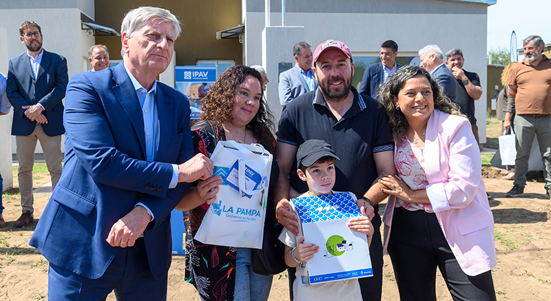 Ziliottosergio entrega viviendas anguil familia 2diciembre2025 1