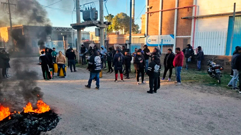 Fabrica cierre neumaticos trabajadores despedidos 24diciembre2025