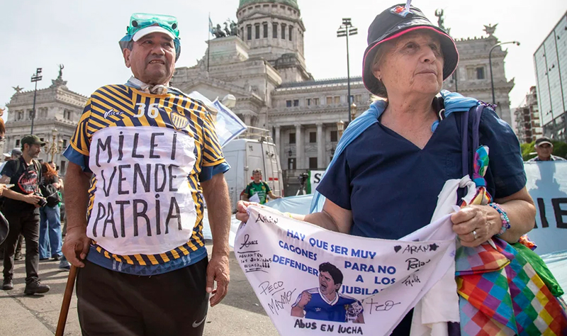 Jubilados marcha bandera 17diciembre2025