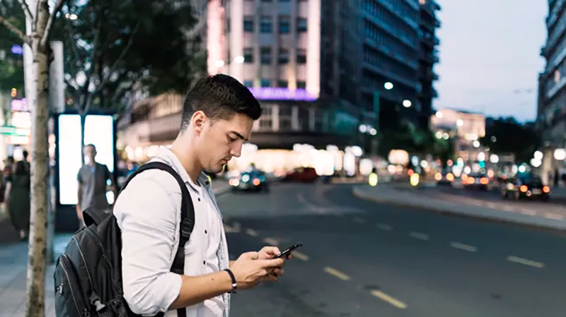 Noticias joven smartphone 8diciembre2025