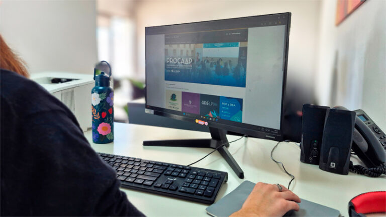 Estatales trabajadora computadora ProCaAP 23enero2026