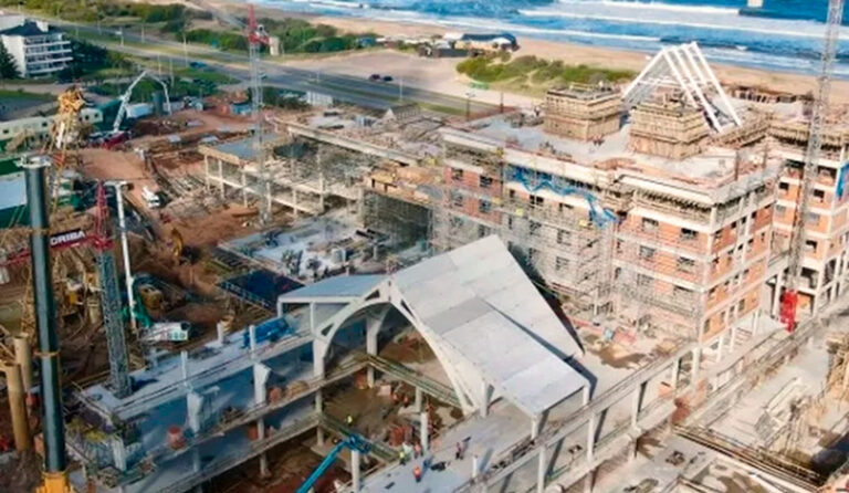 Trabajadores enjaulados CiprianiOceanResort PuntadelEste 22enero2026