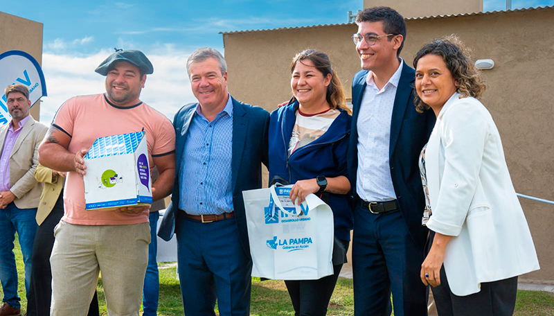 IPAV AlvarezDiego RiboyraErica entrega casas Victorica 27febrero2026