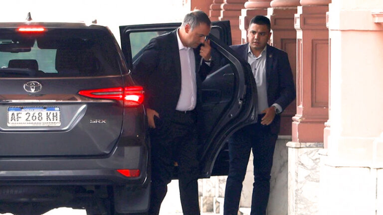 AdorniManuel celular CasaRosada 27marzo2025