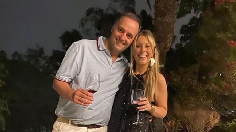 AdorniManuel esposa brindis 15abril2026