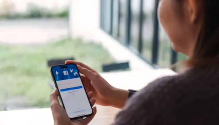 Facebook smartphone usuaria 24abril2026