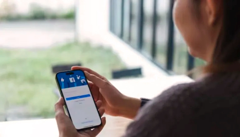 Facebook smartphone usuaria 24abril2026