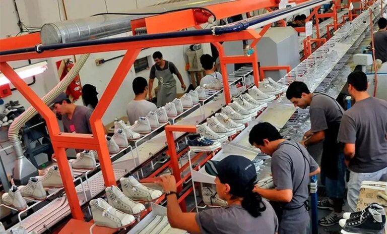 JohnFoos fabrica zapatillas trabajadores 10abril2026