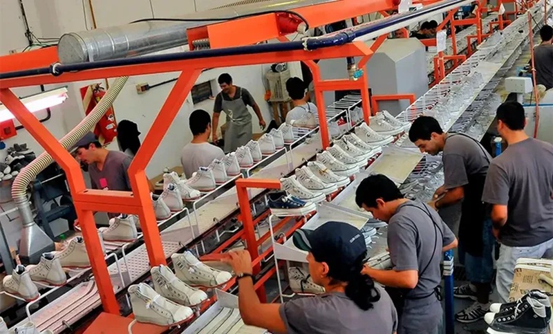JohnFoos fabrica zapatillas trabajadores 10abril2026