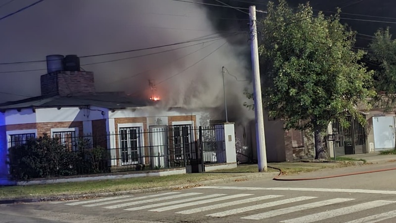 Incendio casa rescate menores GeneralPico 14abril2026