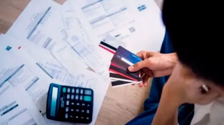 Morosidad tarjetas credito calculadora facturas servicios 24abril2026