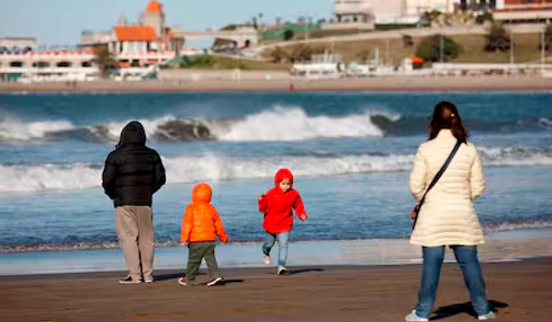 Turismo turistas familia mar otonio 28abril2026
