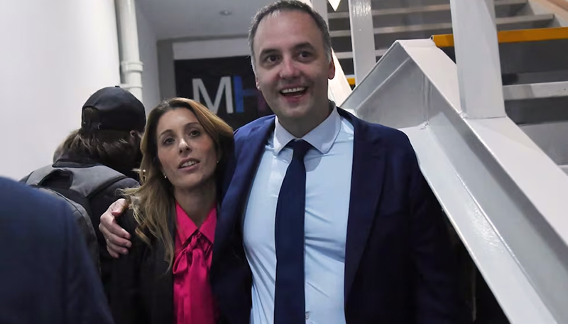 AdorniManuel AngelettiBettina abrazo 6mayo2026