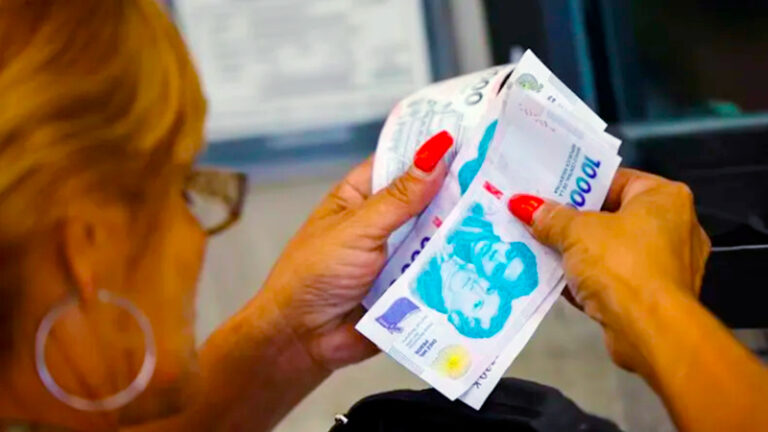 Billetes pesos mujer 19mayo2026